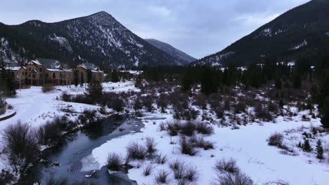 Cinematográfico-Colorado-Aéreo-Zumbido-Río-Invierno-Diciembre-Navidad-Cumbre-Cala-Piedra-Angular-Estación-De-Esquí-épico-Local-Pase-Entrada-Montañas-Rocosas-I70-Breckenridge-Vail-Cumbre-Condado-Alto-País-Adelante