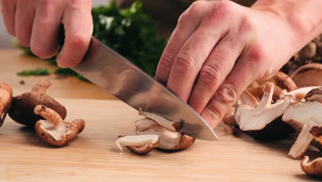el corte de los hongos shiitake