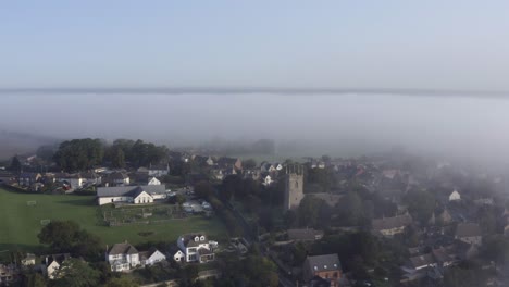 drohnenschuss umkreist inselkirche im nebel 04