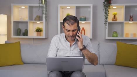 Hombre-Trabajando-Duro-En-La-Computadora-Portátil.