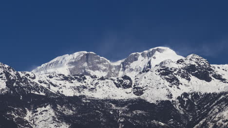 timelapse de la mañana de un pico de montaña cubierto de nieve de la aldea de bhujung, lamjung, nepal