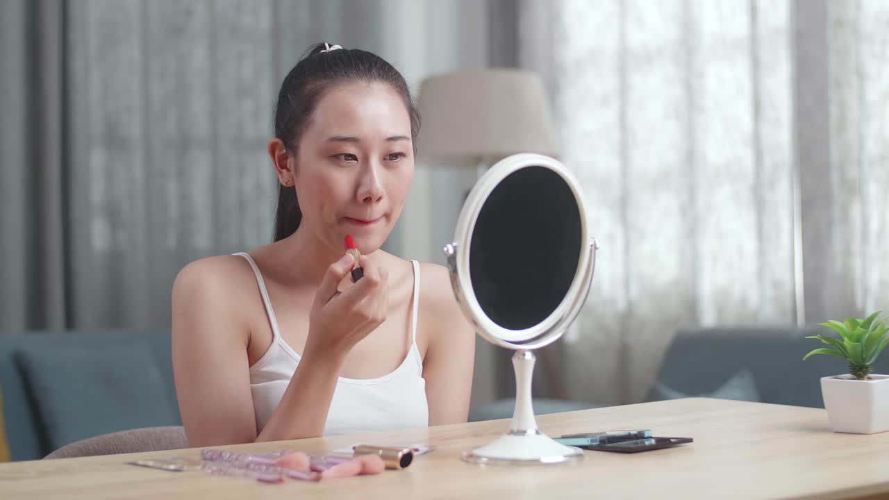 거울 앞 에서 립스틱 을 쓰는 여자
