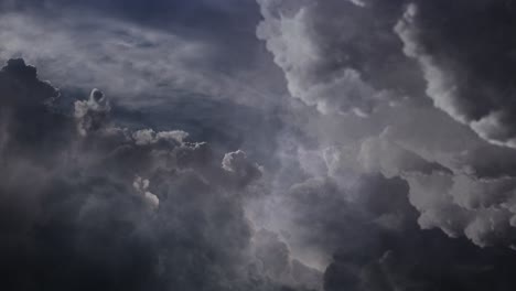 vista de 4k de relámpagos entre espesas nubes cumulonimbus