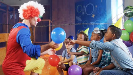 Clown-Spielt-Mit-Den-Kindern-Während-Der-Geburtstagsfeier-4k