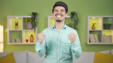 el joven positivo que experimenta alegría es feliz y comprensivo.