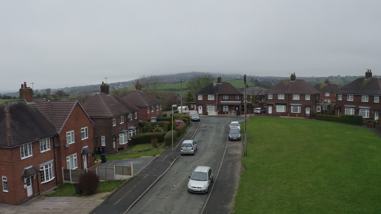 Veduta aerea, filmato di un complesso residenziale popolare a Kidsgrove, Stoke on Trent, appartamenti e case per la popolazione in costante crescita, l'immigrazione e le aree più povere delle West Midlands, alloggi economici e accessibili.