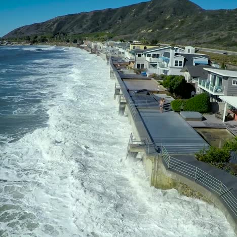 antenas sobre olas rompiendo en la costa de california durante una gran tormenta 1