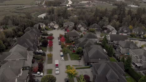 Drohnen-4K-Aufnahmen-Von-Cloverdale,-Städtischer-Wohnungsbau-Für-Bürger-Der-Mittelschicht,-Zonierte-Stadtplanung-In-Einer-Sackgasse-Mit-LKW,-Der-Einen-Anhänger-Zieht