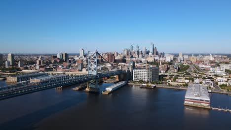 Excelente-Vista-Aérea-Alejándose-Del-Puente-Benjamin-Franklin-En-Filadelfia,-Pennsylvania