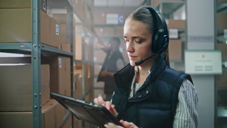 trabajador de almacén que utiliza una tableta