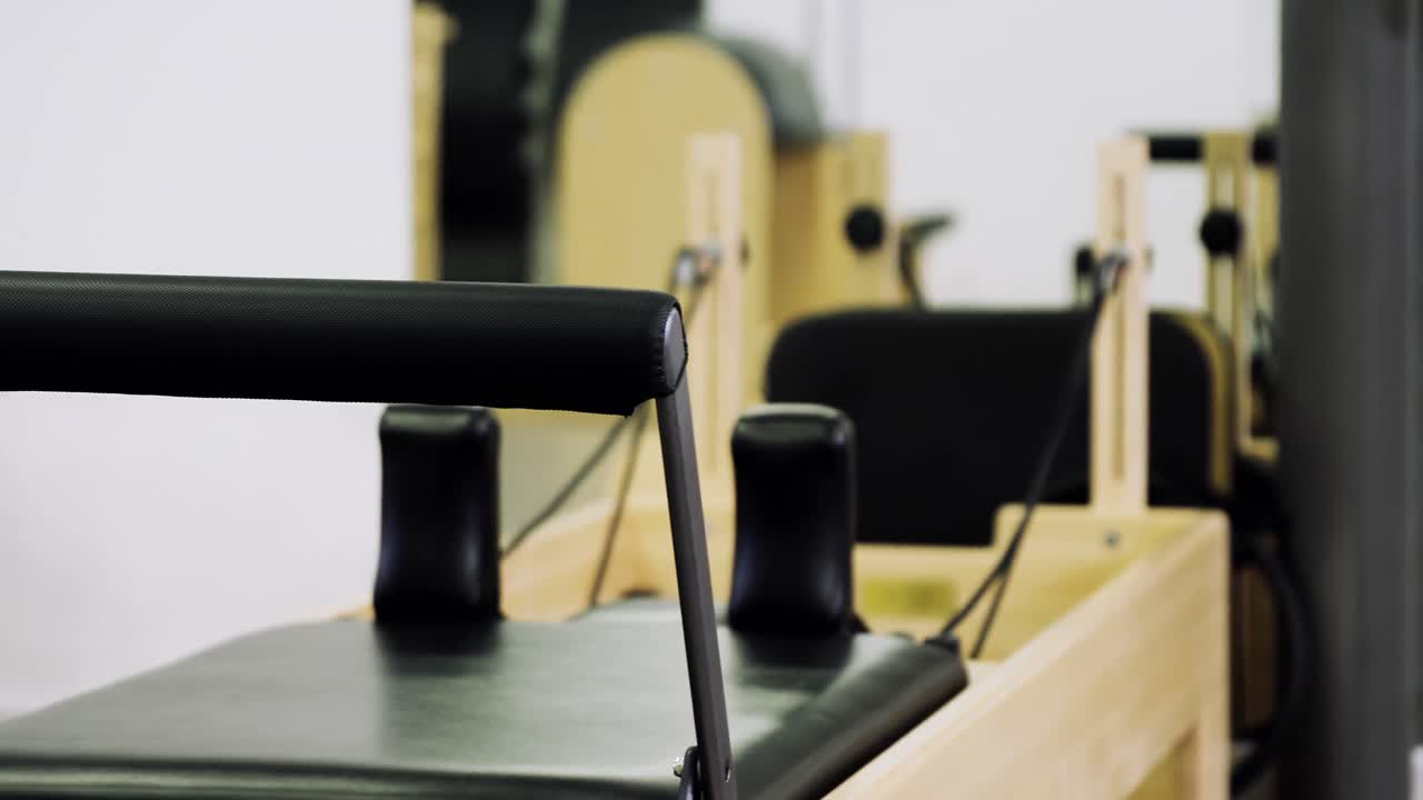 피트니스 스튜디오 에 있는 필라테스 개혁자