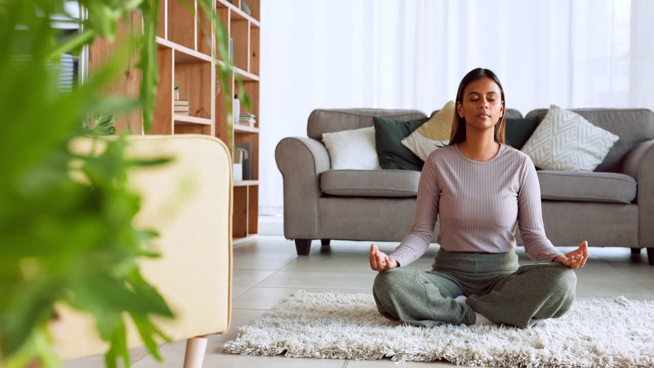 mujer, zen y meditación en la alfombra en la sala de estar