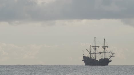 Réplica-De-Galeón-Andaluza-Del-Siglo-XVI-Navegando-En-El-Mar-Mediterráneo-En-Un-Hermoso-Día-Nublado-Al-Amanecer