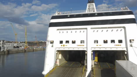 ferry con puerta abierta para el tráfico de automóviles
