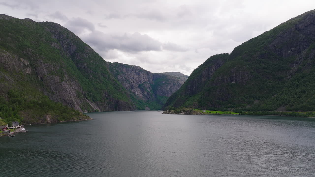 노르웨이 서쪽 해안에 있는 랭포센 폭포의 산꼭대기