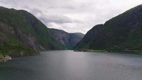 Senderismo-Por-Las-Crestas-De-Las-Montañas-De-La-Cascada-Langfossen-En-La-Costa-Oeste,-Noruega