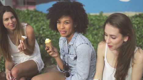 chicas encantadoras disfrutando de un helado