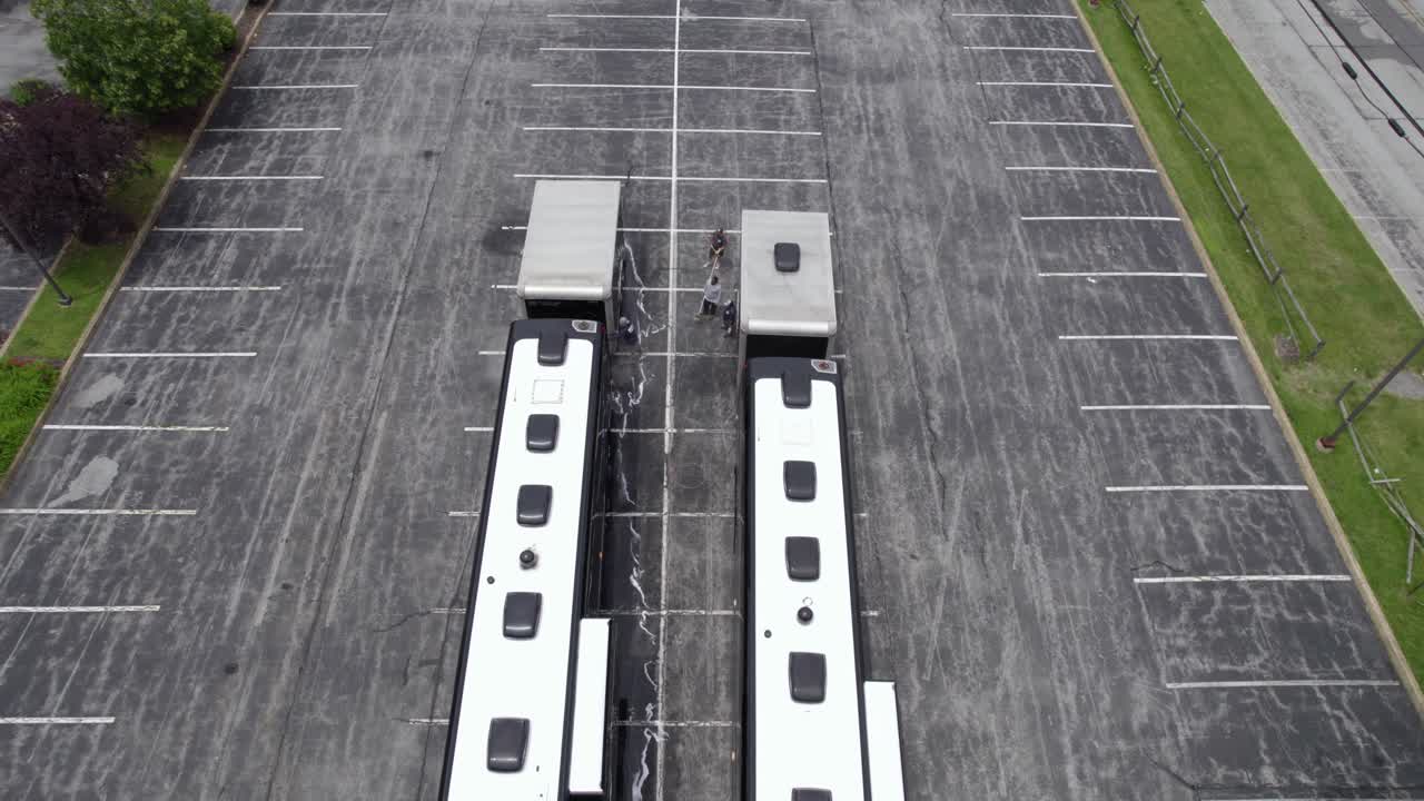 trabajadores limpiando y lavando un autocar después de un viaje de música en vivo - vista aérea