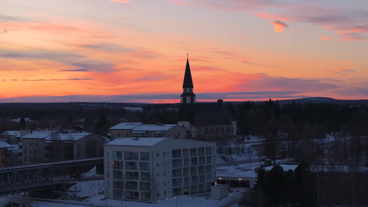 4K cinematic drone stockoptagelser af Rovaniemi Kirke (Rovaniemen kirkko) i Finland i gyldent time ved vintersolhverv, der viser den nordiske kirkearkitektur omgivet af sne_76
