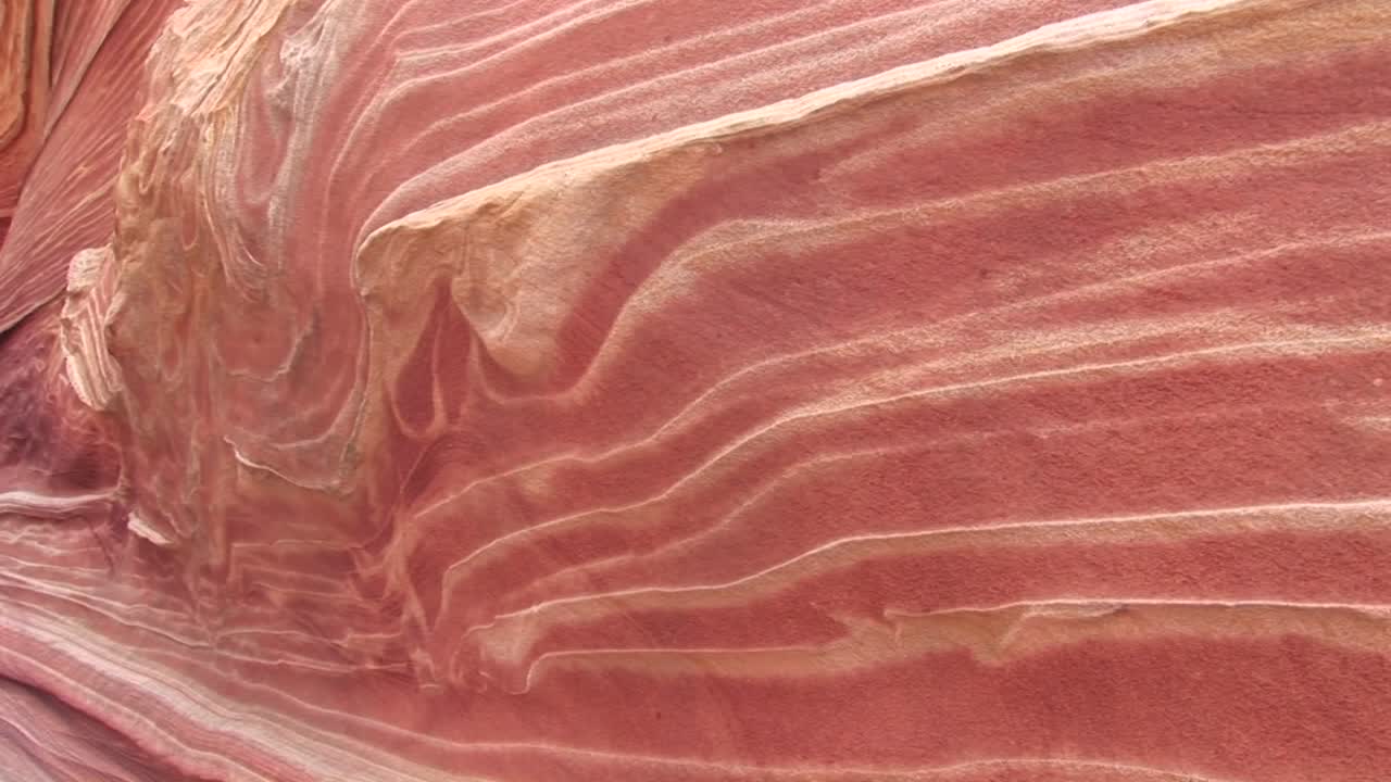 panleft de las capas de arenisca naranja en una pared del cañón del desierto