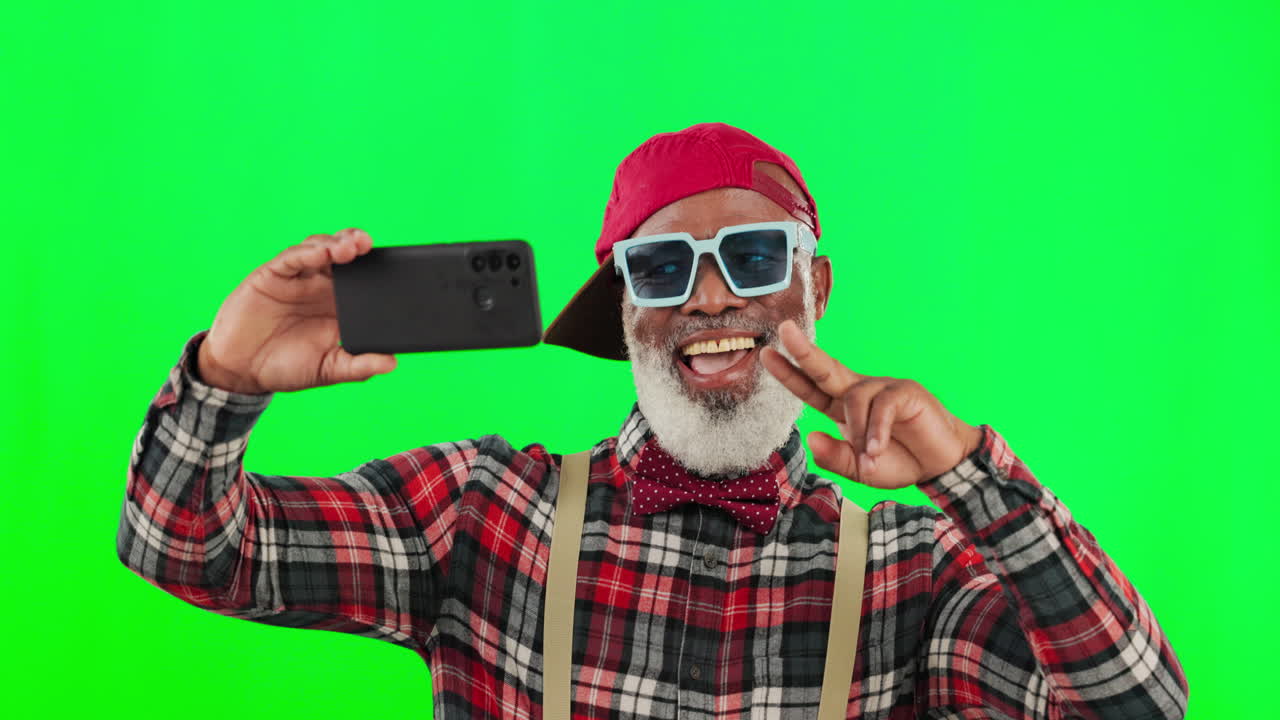 Homem negro, selfie e sinal da paz em cromaqui