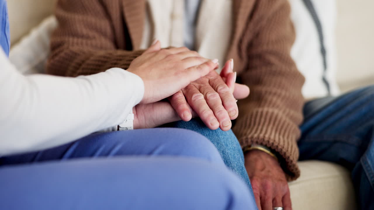 mano, persona o cuidador que se sostiene de la mano