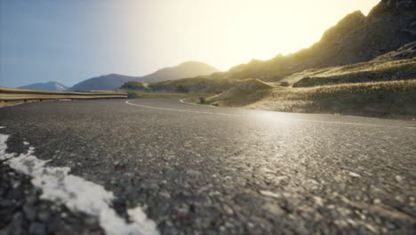 vista del amanecer en el camino de la montaña