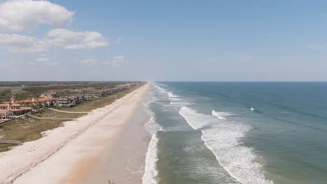 Orilla-De-La-Playa-De-La-Playa-De-Ponte-Vedra-Que-Muestra-Las-Olas-Rompiendo-Y-La-Playa-A-Lo-Largo-De-La-Línea-De-La-Costa-En-Florida