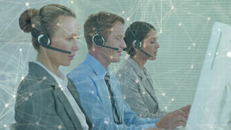 animazione di reti di connessioni su persone d'affari che utilizzano cuffie telefoniche
