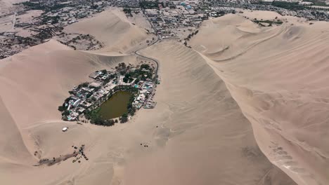 Dune-buggies-in-Huacachina,-Peru-desert