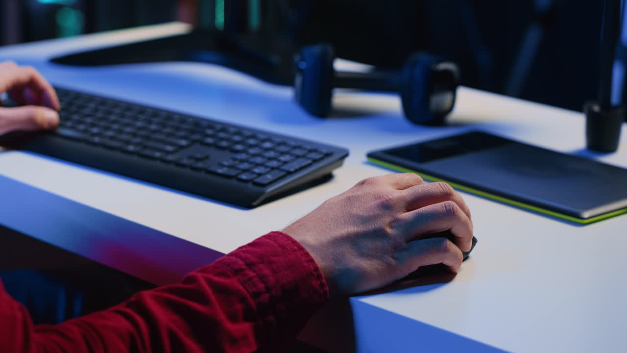 사진 편집자 사무실 책상에서 마우스를 사용하여 크리에이티브 스튜디오에서 사진을 편집, 클로즈업