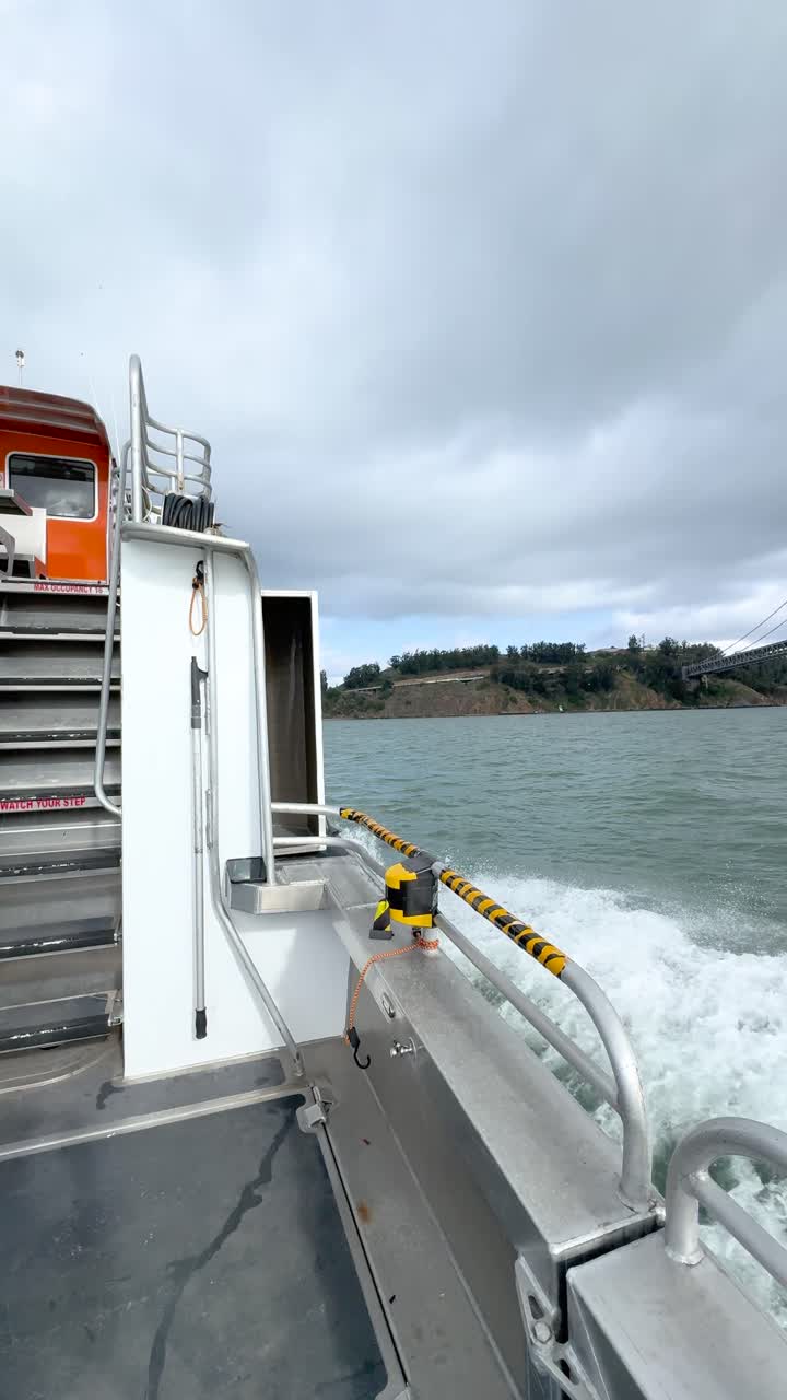 Eine Fährfahrt in Richtung Yerba Buena Island mit freiem Blick auf die Bay Bridge, die die malerische Schönheit der Bucht von San Francisco vom Wasser aus einfängt