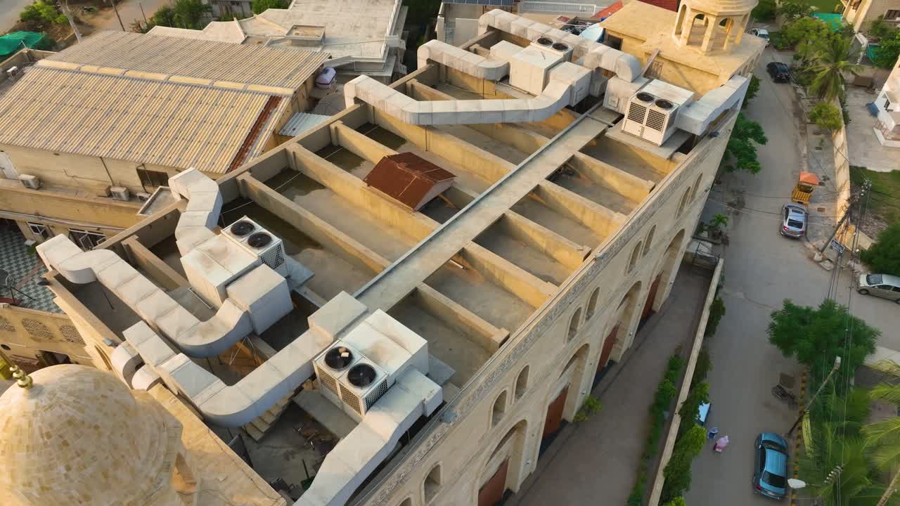 vista aérea de la mezquita de al burhani, en karachi