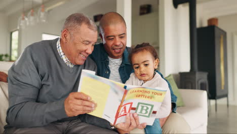 Abuelo,-Papá-Y-Niña-Leyendo-Un-Libro