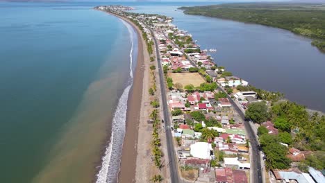 Tour-Grupal-En-Auto-Y-Moto-Por-El-Mar,-Costa-Rica,-Puntarenas