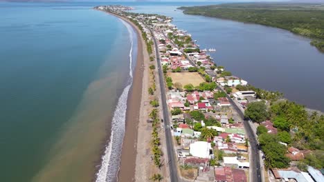 viaje en grupo en coche y motocicleta por el mar, costa rica, puntarenas