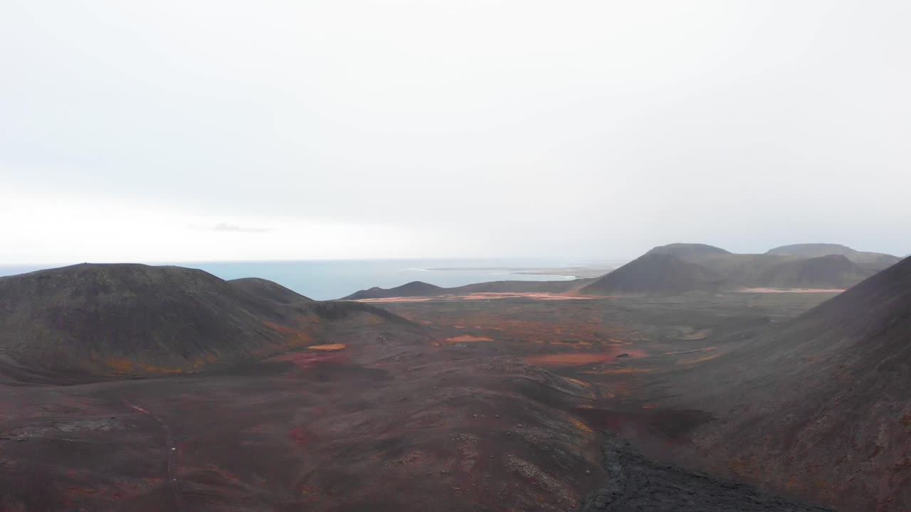 montículos de roca oxidada y lava negra enfriada cerca del volcán fagradalsfjall
