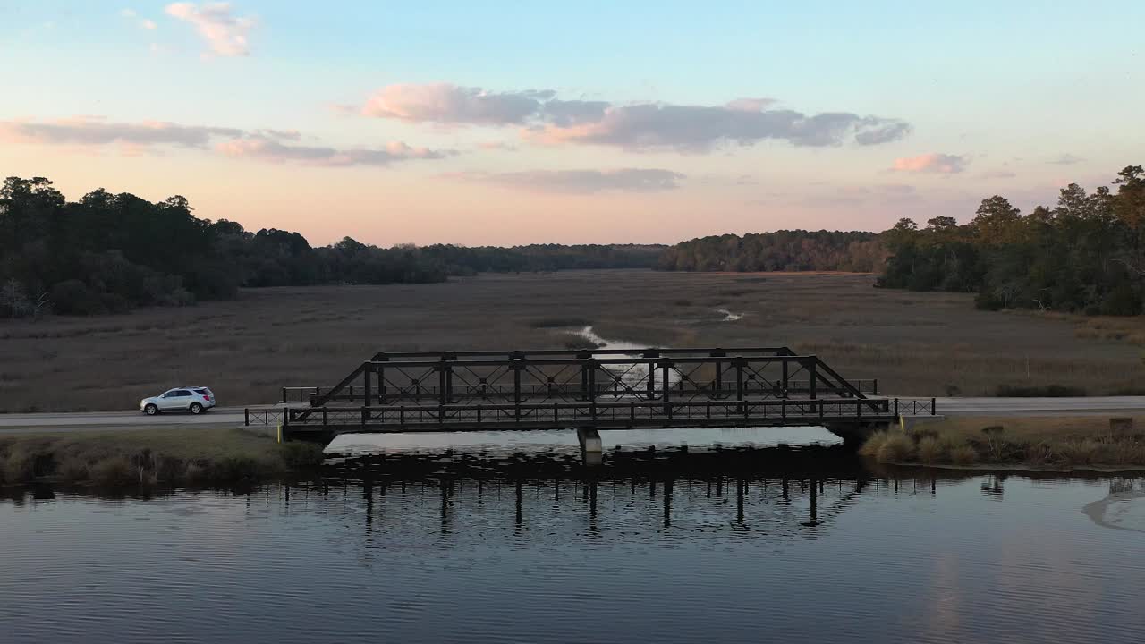 puente sobre el río, coche pasando por una pequeña ciudad