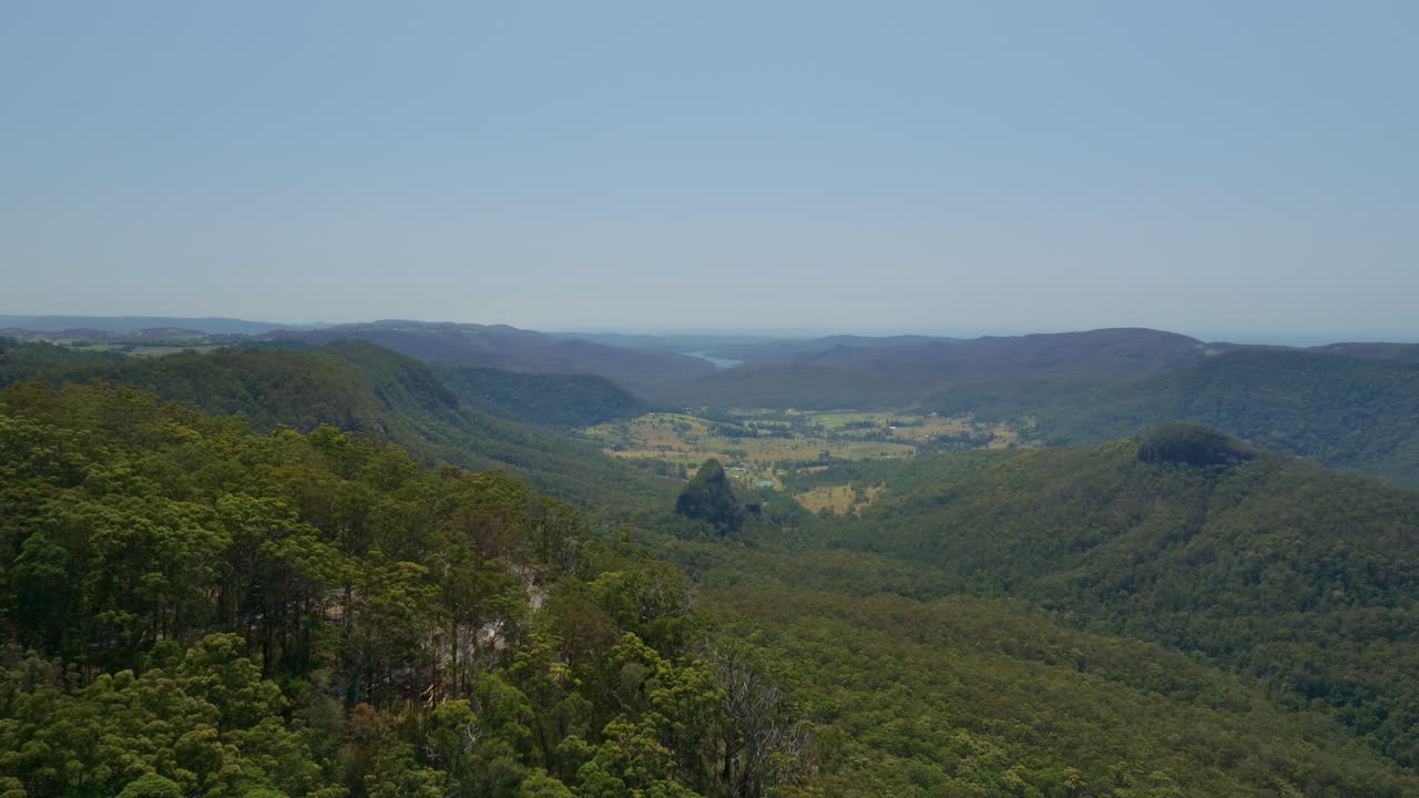 panorámico sobrevuelo de drones binna burra, parque nacional de lamington, 4k australia