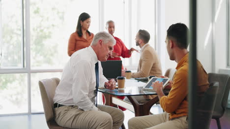 equipo, reunión de negocios y tableta