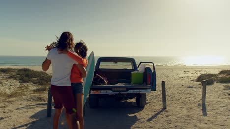 pareja bailando juntos en la playa 4k