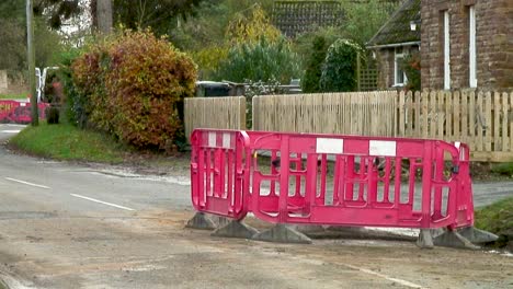 Obras-Viales-En-La-Aldea-De-Ashwell-En-El-Condado-De-Rutland,-Reino-Unido,-Cortando-La-Aldea-Por-La-Mitad-Provocando-Desvíos