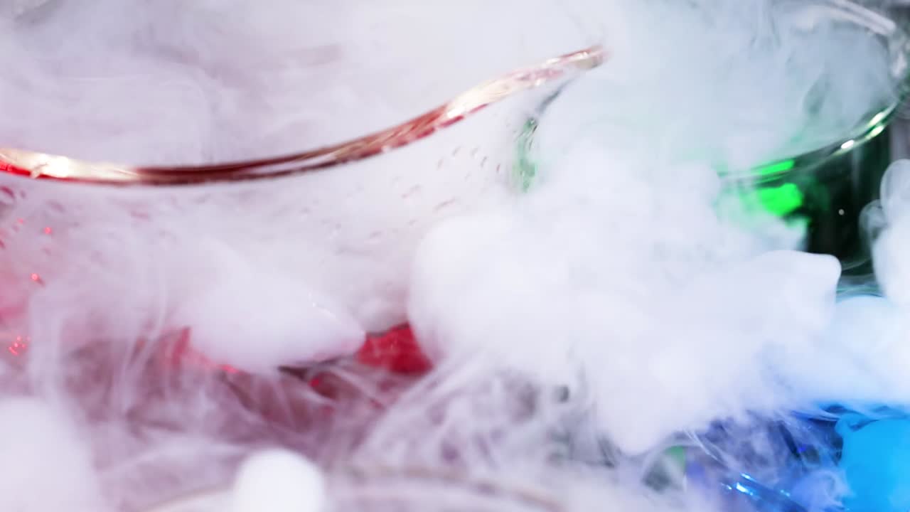 컵에서 연기와 반응하는 진동하는 액체