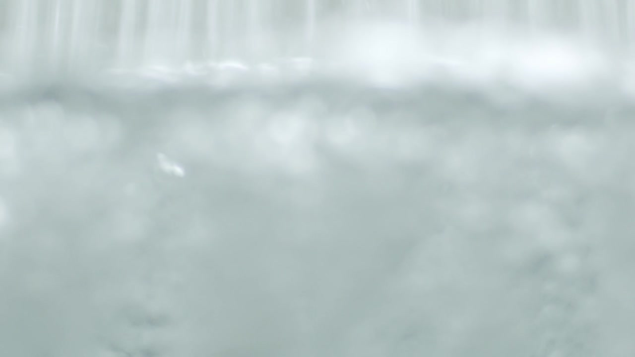 슬로우 모션으로 탱크에 물을 채우는 과정을 닫습니다.