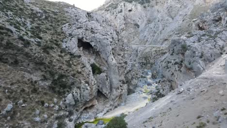 disparos de drones a través de escarpados acantilados rocosos entre el desfiladero de montaña salvaje de kourtaliotiko