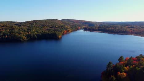 Una-Toma-Panorámica-En-Lo-Alto-De-Un-Lago-En-Maine-Durante-El-Otoño