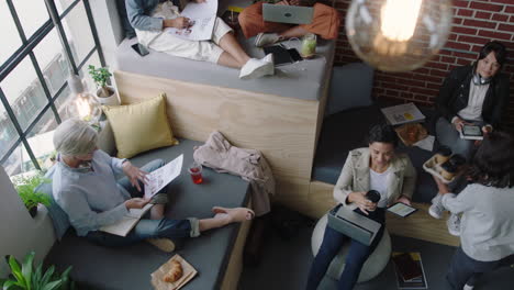 mujeres de negocios diversas equipo de lluvia de ideas discutiendo estrategia de marketing creativa compartiendo ideas trabajando en un proyecto de inicio juntas disfrutando del trabajo en equipo en un lugar de trabajo de oficina moderno relajado vista superior