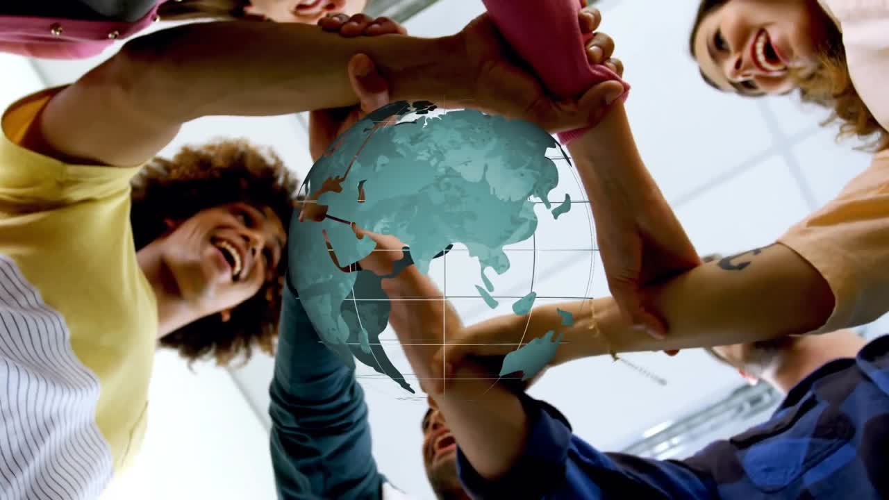 animación del globo girando sobre felices colegas diversos uniendo manos en la oficina casual