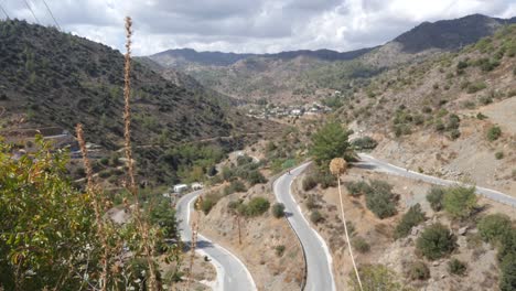 amplia vista de ángulo alto de dos personas caminando por un sinuoso camino de montaña