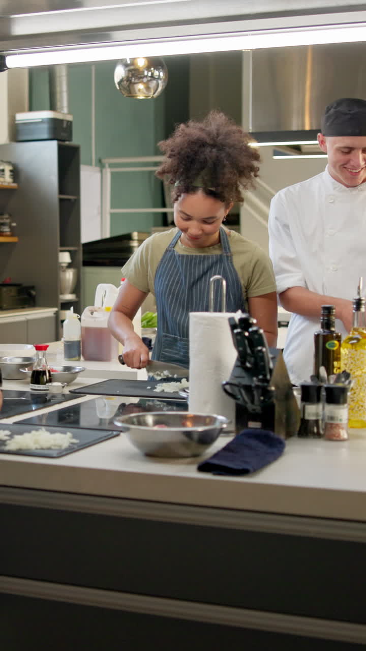 cocineros preparando comida en la cocina